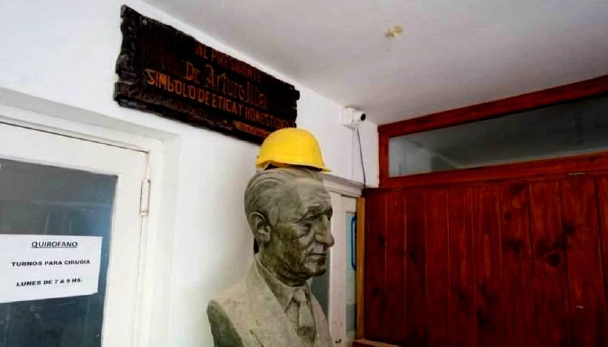 Papelón: el Municipio de Villa Gesell se disculpó por subir una foto del busto de Illia con un casco en la cabeza