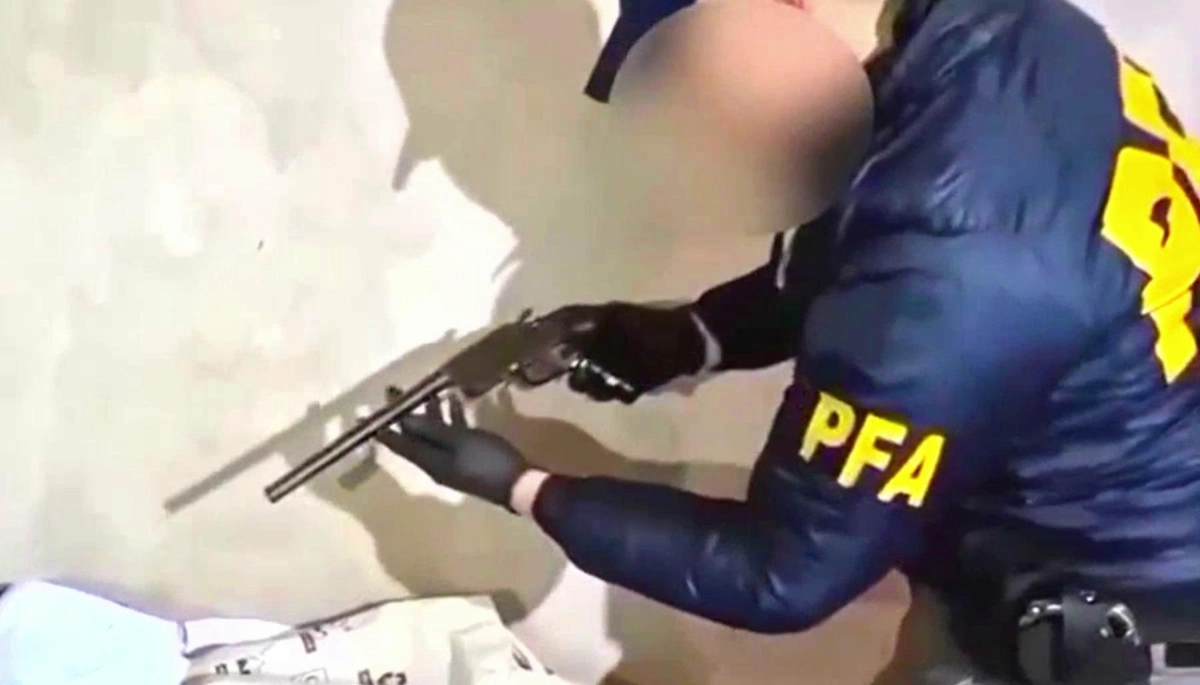 Alerta del FBI denunció a un joven por presunta vinculación con ISIS y allanaron viviendas de La Plata y Ensenada