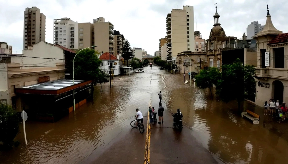 A diferencia de Milei, Kicillof prorrogó la emergencia para Bahía Blanca por las inundaciones