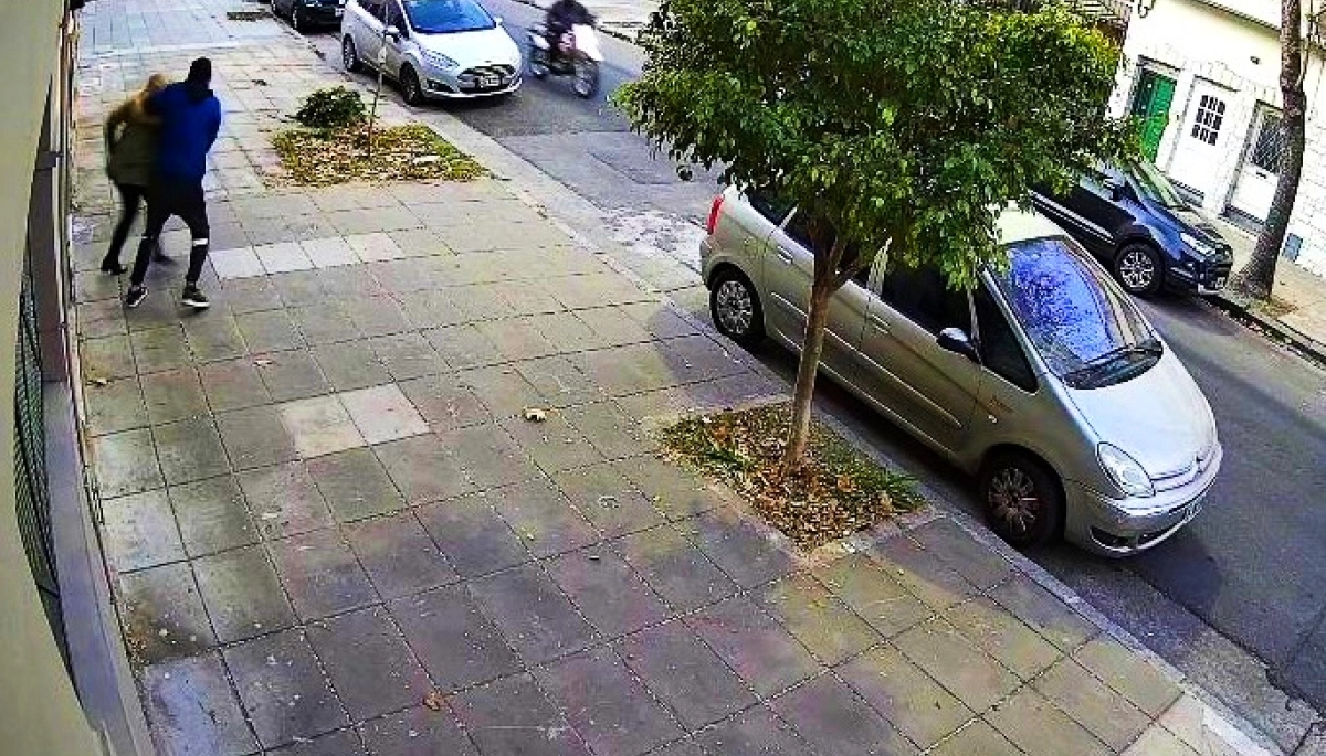 Motochorros en CABA: la emboscaron cuando llegaba de trabajar y le robaron todo