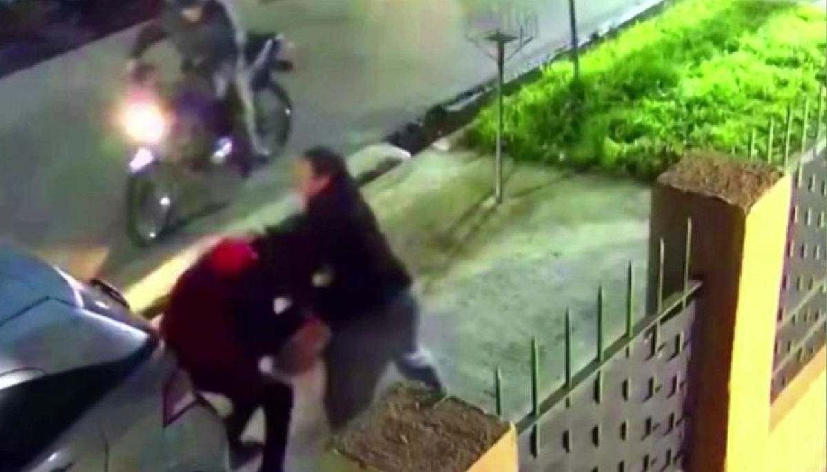 Ladrón fue atrapado por familiares de una víctima y le dieron una golpiza educativa