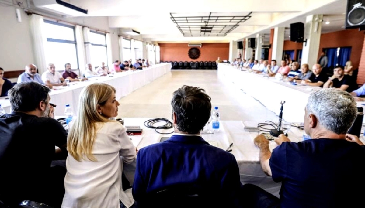 Con lapicera en mano y fecha límite, Kicillof apuró a sus intendentes para presentar posibles candidatos