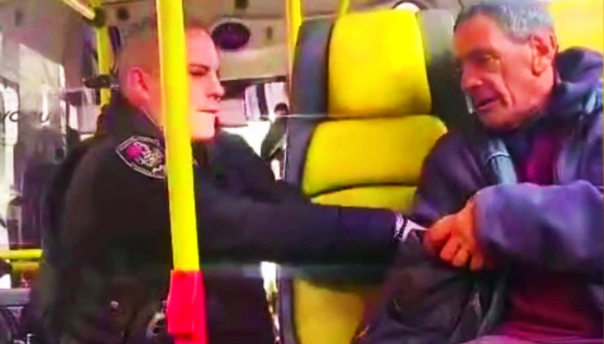 Agente de la Policía de la Ciudad agredió a un discapacitado y lo tiró a la calle desde un colectivo