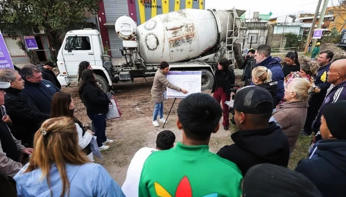 Mayra Mendoza recorrió obras de pavimentación en Quilmes Oeste: “Hacemos un esfuerzo muy grande”
