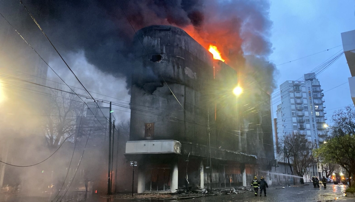 La Plata en llamas: a metros de la Gobernación se incendió un depósito de electrodomésticos y las pérdidas son totales