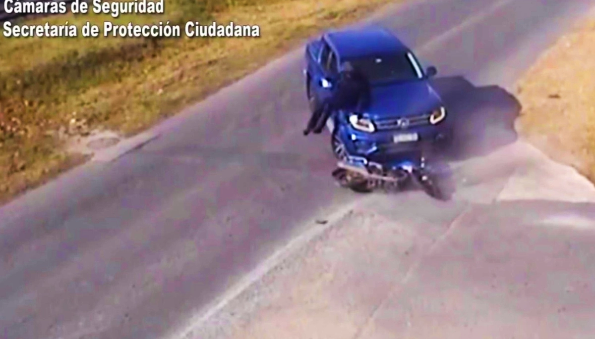 Un automovilista realizó una maniobra indebida y provocó que un motoquero vuele hasta el pavimento
