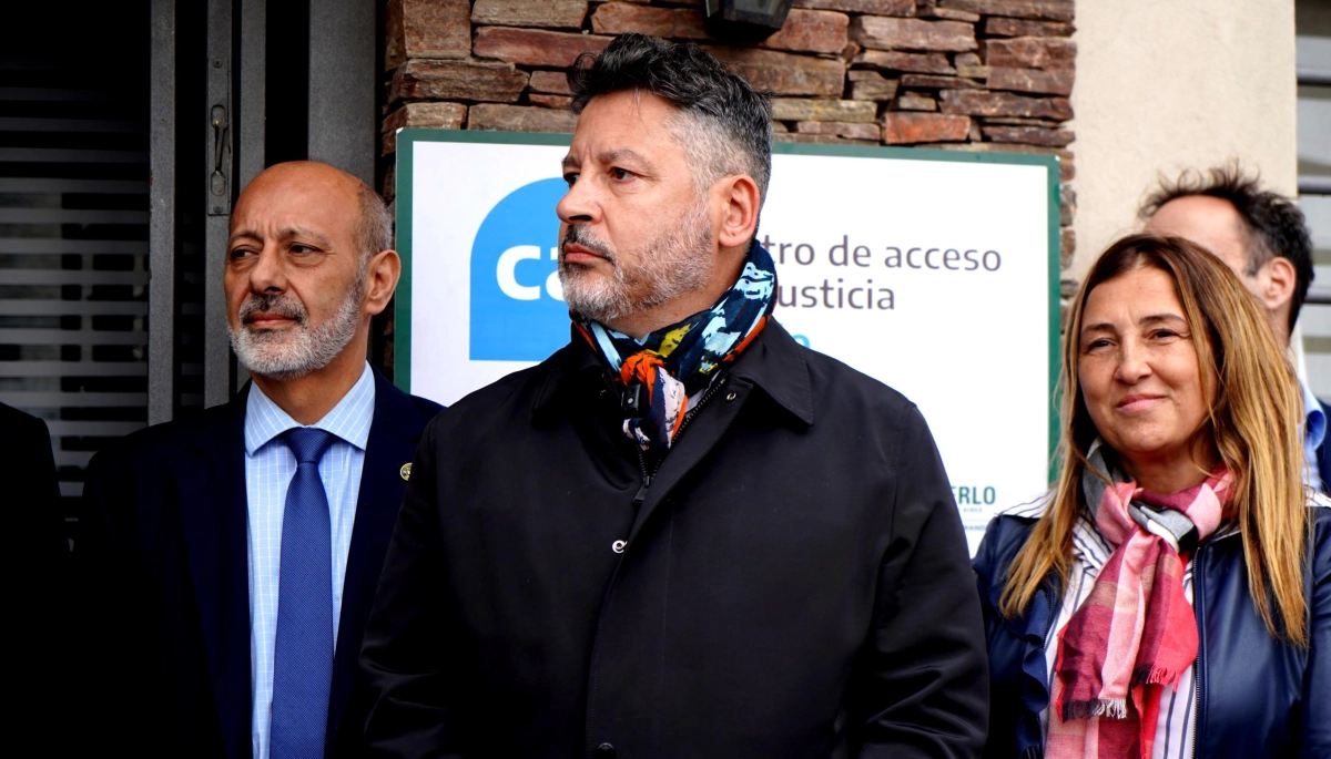 “Es una vergüenza”: bronca contra Menéndez por el abandono del hospital de Merlo