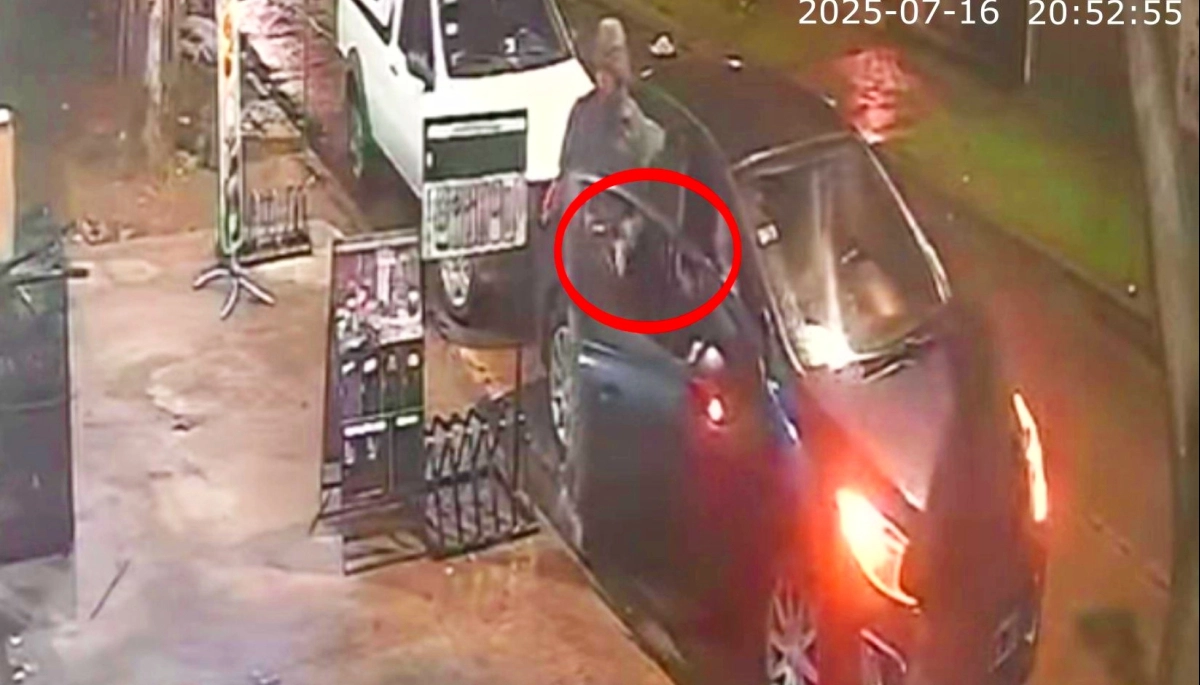 Criminal emboscada en Berazategui: la encañonaron en el auto cuando paró a comprar en el almacén