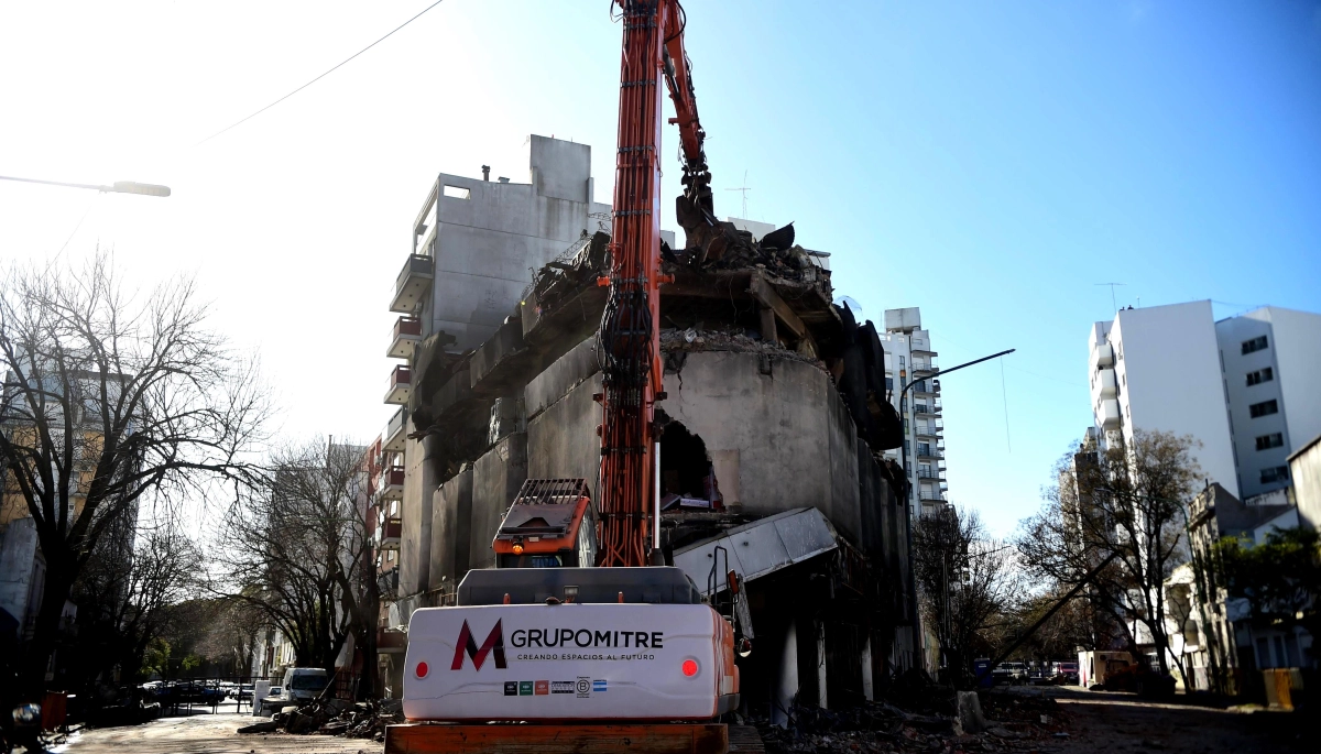 El Municipio de La Plata comenzó con la demolición del depósito que se incendió en diagonal 77