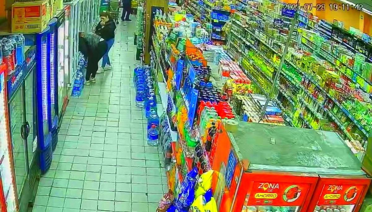 Alerta supermercados: durante un raid, mecheras robaron 300 mil pesos en quesos, café y chocolates