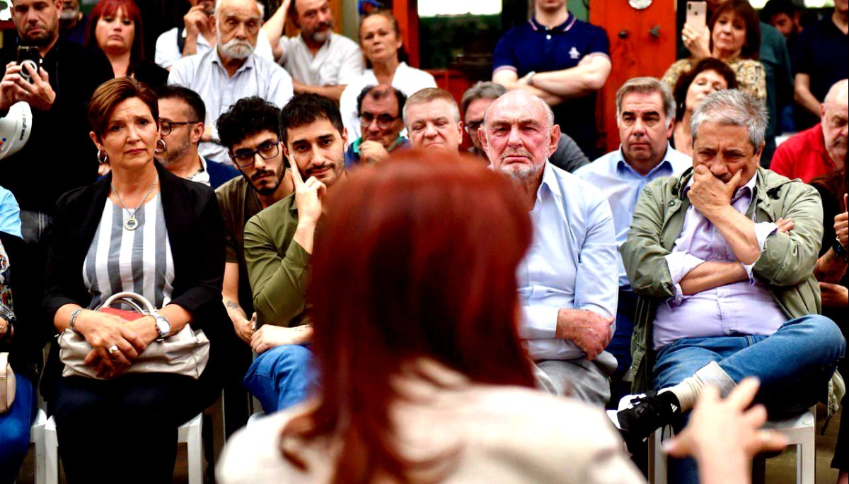 Cómo es la campaña por audios de WhatsApp que hace Cristina para las elecciones bonaerenses