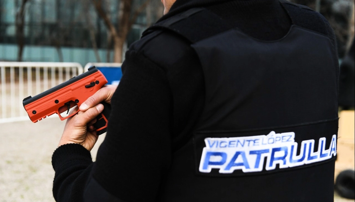 Soledad Martínez incorporó las nuevas armas de munición no letal para la patrulla de Vicente López