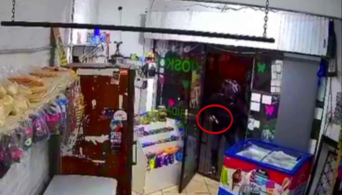 La seguridad de un kiosco de Merlo ayudó a los motochorros que asaltaron a una joven