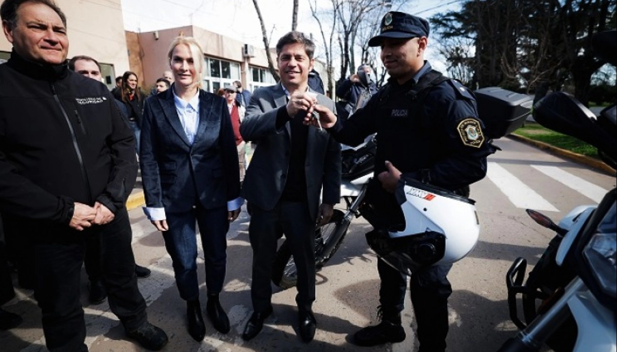 Kicillof aterrizó en Capitán Sarmiento, se mostró con una intendenta libertaria y ponderó la figura del Estado