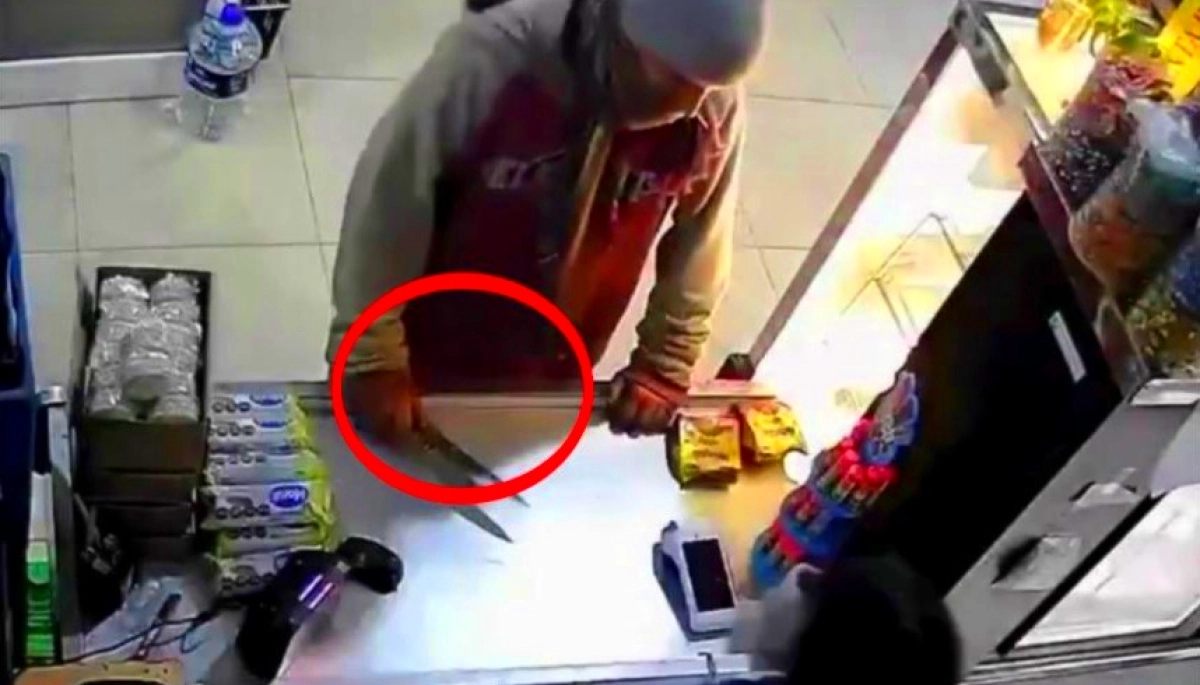 Empleada de un supermercado echó al ladrón que la amenazó con una cuchilla de carnicero