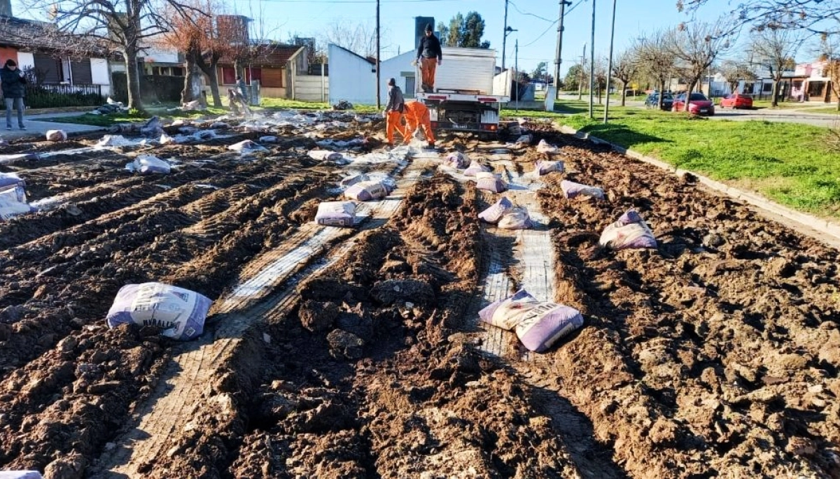 La Municipalidad de Rauch avanza las obras de asfalto en frío en el Barrio FONAVI