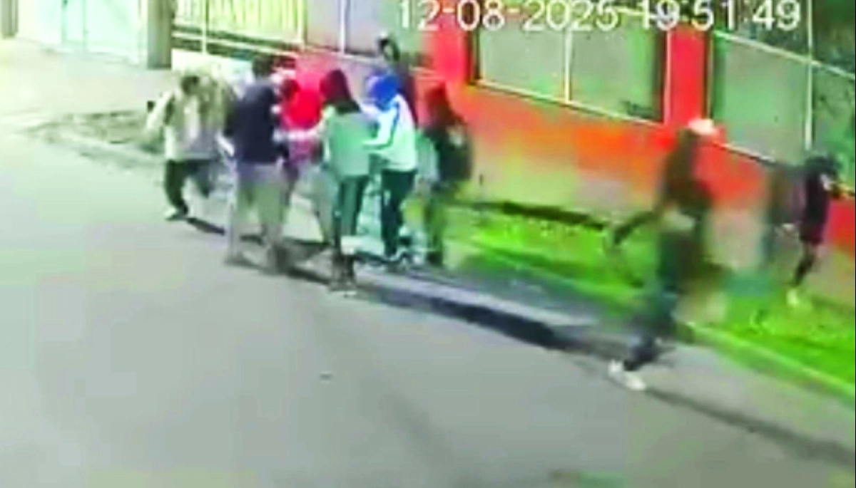 En Tres de Febrero, un joven fue rodeado por una decena de pirañas y entregó hasta las zapatillas