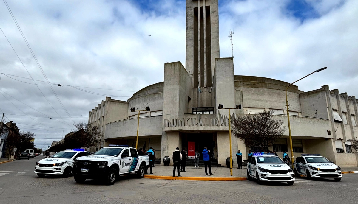 Lucía Gómez y el Ministerio de Seguridad bonaerense entregaron móviles policiales en Gonzales Chaves