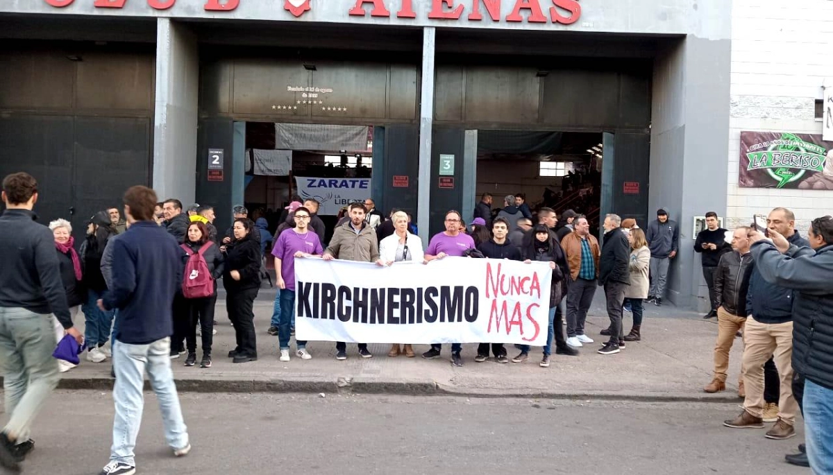Milei en el Club Atenas de La Plata: hiper controles de seguridad, poca gente y mucha publicidad