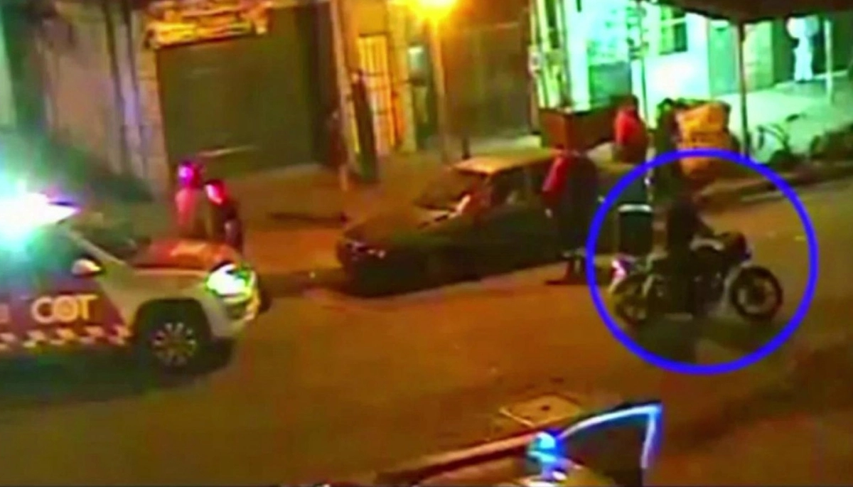 No miró los espejos: abrió la puerta del auto y un motoquero voló al pavimento