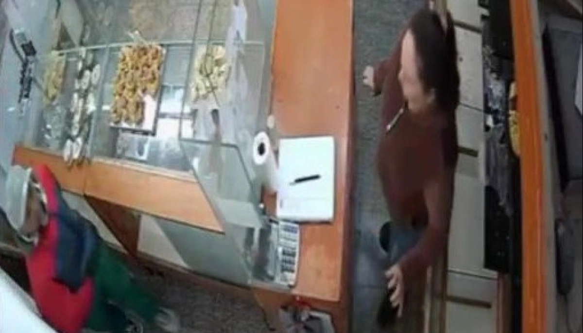 "Estas robada": entró a "manguear" y escapó con la recaudación de una panadería de La Plata