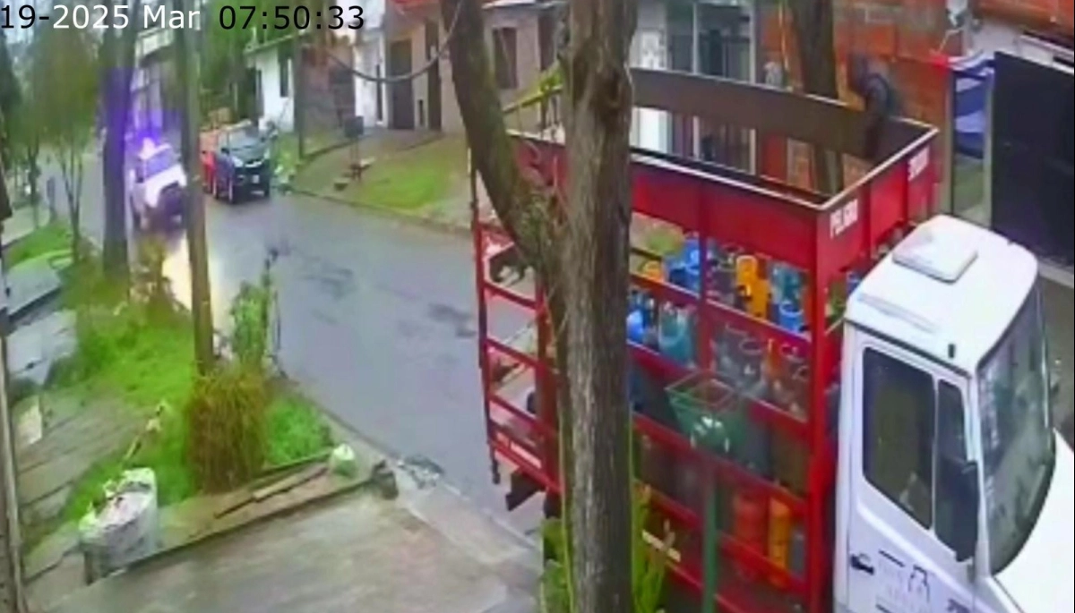 Encapuchado trepó al camión y se robó una garrafa delante de la policía de La Plata