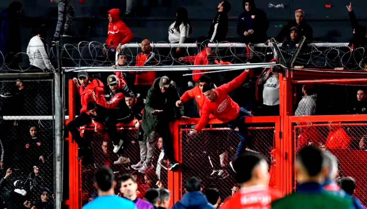 Graves incidentes en Independiente versus U de Chile: Alonso culpó a Conmebol y defendió a la Policía