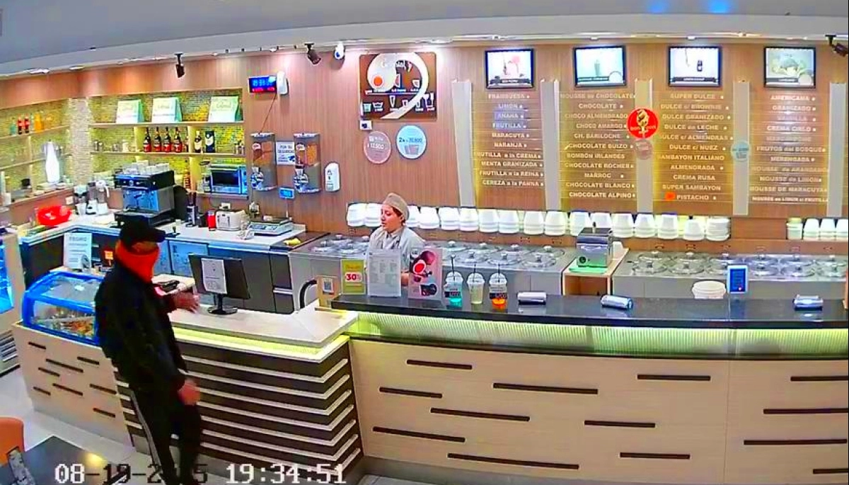 Sin exhibir armas y con buenos modales, asaltó una heladería de Mar del Plata