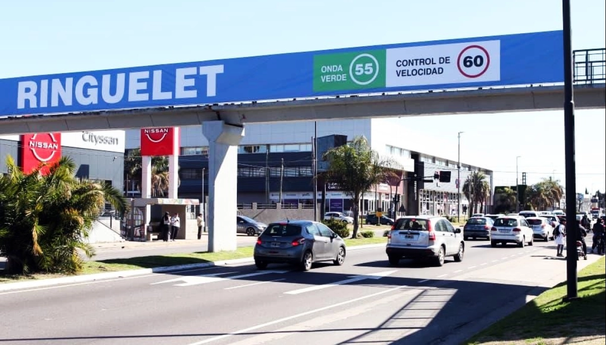 Tránsito ligero en La Plata: comenzó a funcionar la onda verde en Camino Centenario