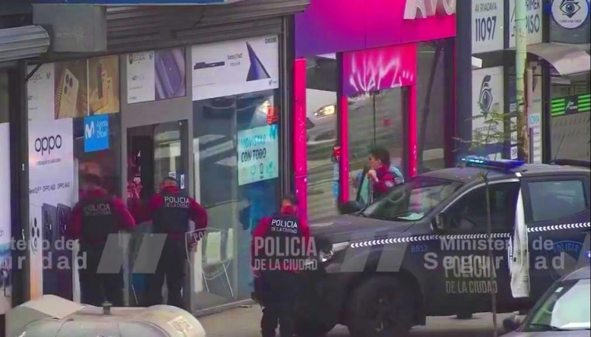 La Policía de la Ciudad detuvo infraganti a dos sujetos que pretendían robar un comercio de telefonía