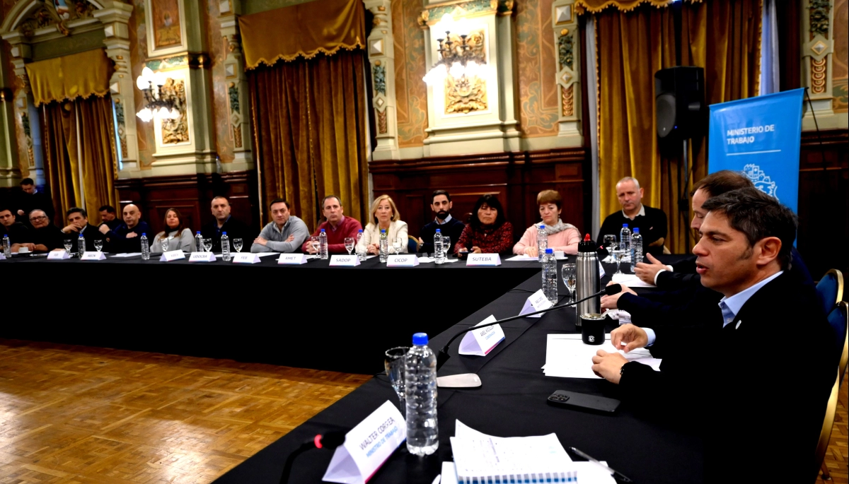 Luego de acordar paritarias, Kicillof convocó a gremios estatales y volvió a diferenciarse de Milei