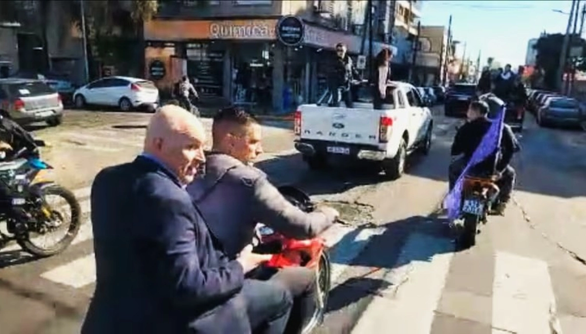 Espert tuvo que huir en moto, en medio de los incidentes en el Conurbano