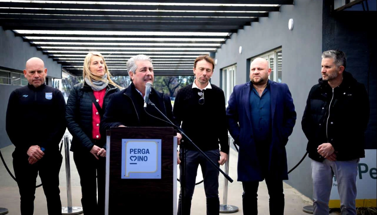 Martínez encabezó el acto de presentación de la nueva pista de atletismo de Pergamino