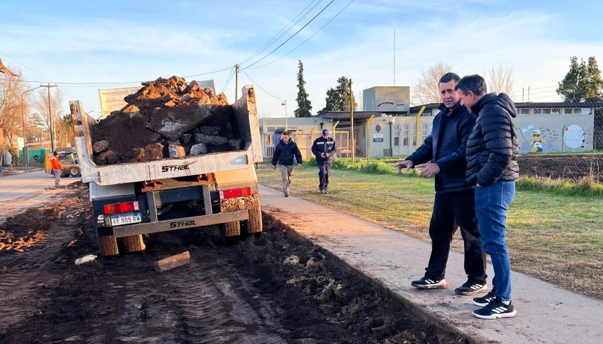 Avanza la obra de estacionamiento a 45 grados en el Polo Educativo de Roque Pérez
