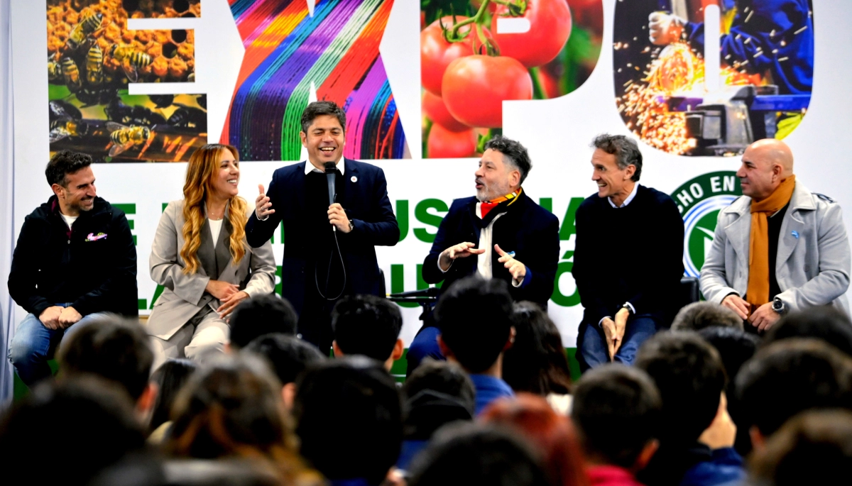 Kicillof cerró la campaña en la Primera Sección y comparó al gobierno de Milei con la última dictadura