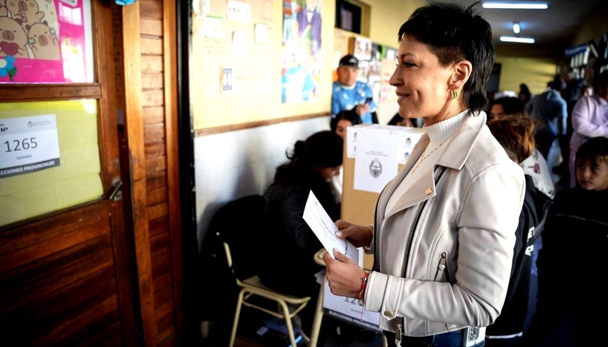 Al mismo tiempo que Valenzuela en Tres de Febrero, Mayra Mendoza votó en Quilmes