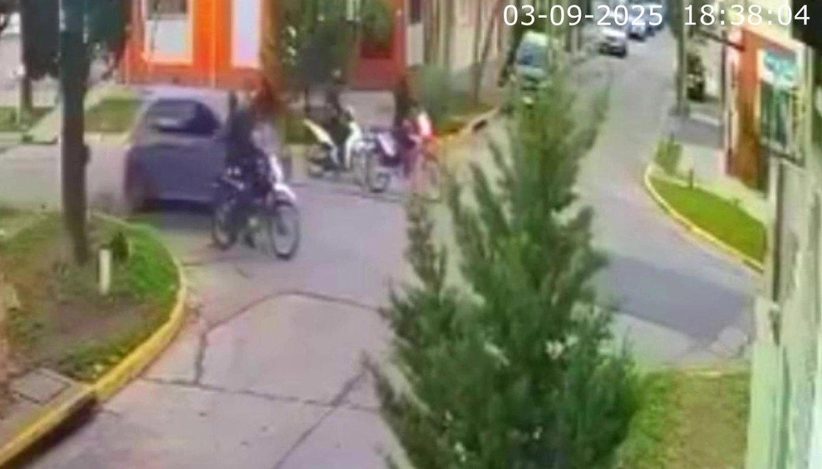 Raid delictivo en Tres de Febrero: motochorros atacaron a un par de automovilistas en 15 minutos y pocas cuadras