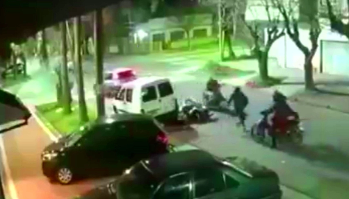 Se detuvo por el semáforo y motochorros lo molieron a golpes en Lanús