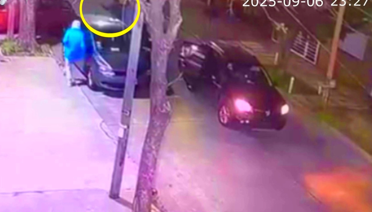 Más robos en Tres de Febrero: jóvenes encapuchados le cruzaron el auto y lo dejaron a pie
