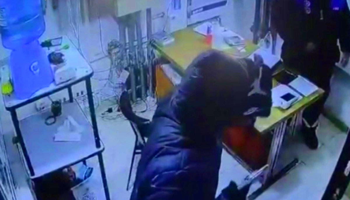 Encapuchado y a los tiros: violento delincuente robó la recaudación de una estación de servicio en la costa