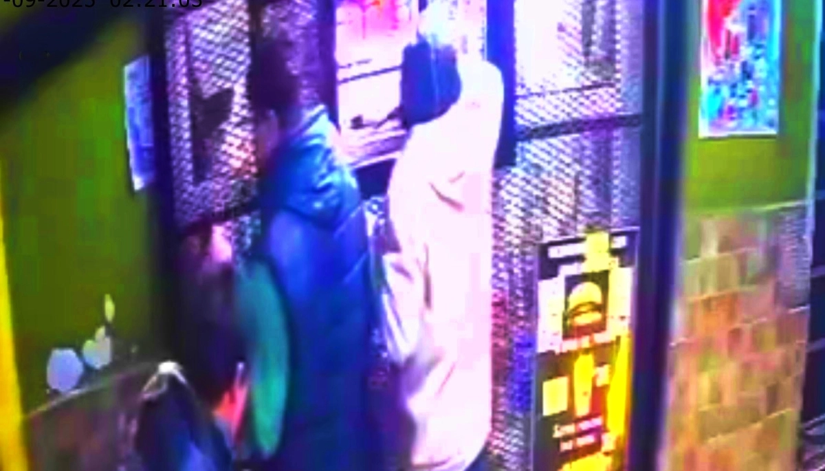 Le pusieron un cuchillo en la cara y le robaron en la puerta de un kiosco en Merlo