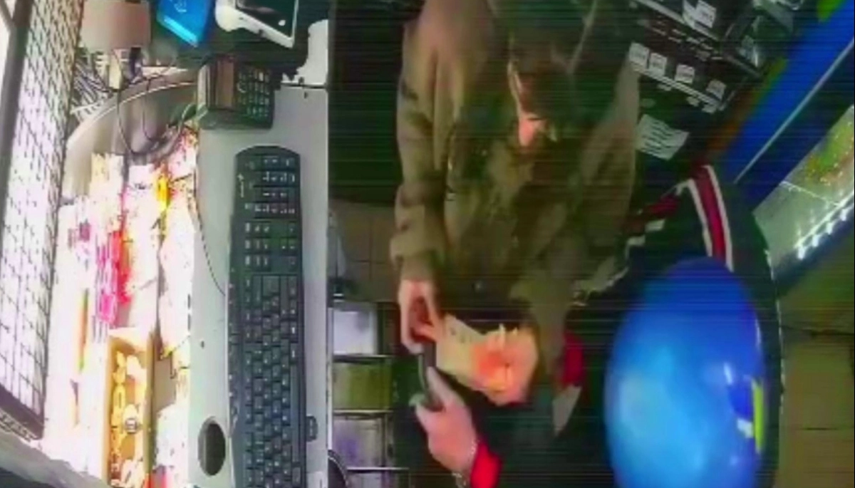 El peor minuto de su vida: violento robo a una kiosquera de La Plata