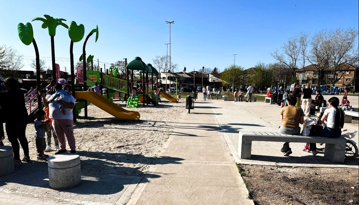 Junto a los vecinos de Almirante Brown, Cascallares inauguró la nueva Plaza Libertad de Longchamps