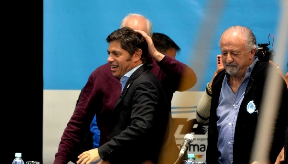 En el mismo lugar que Milei, Kicillof pidió un apoyo particular a trabajadores y jubilados para el 26 de octubre