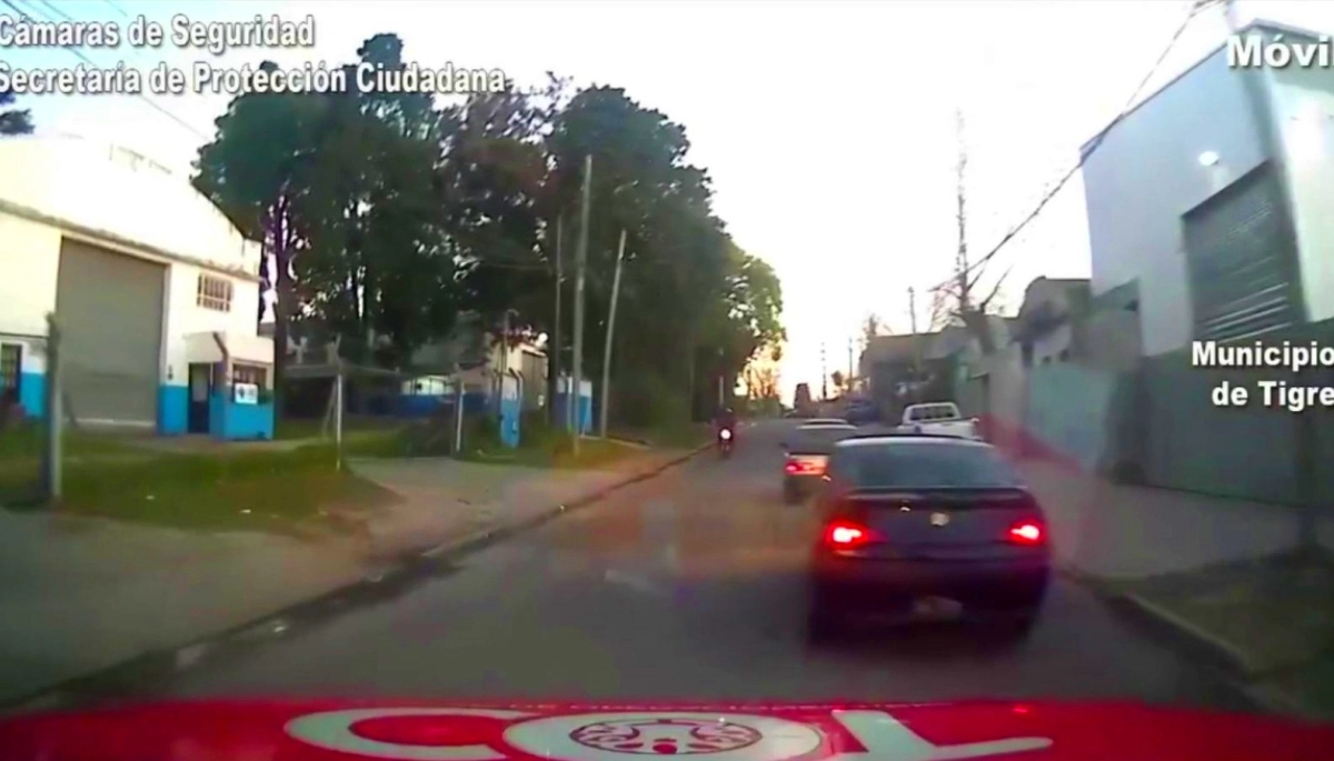 Un vecino comprometido denunció a tres sujetos que se movilizaban en un Alfa Romeo y exhibían armas de fuego