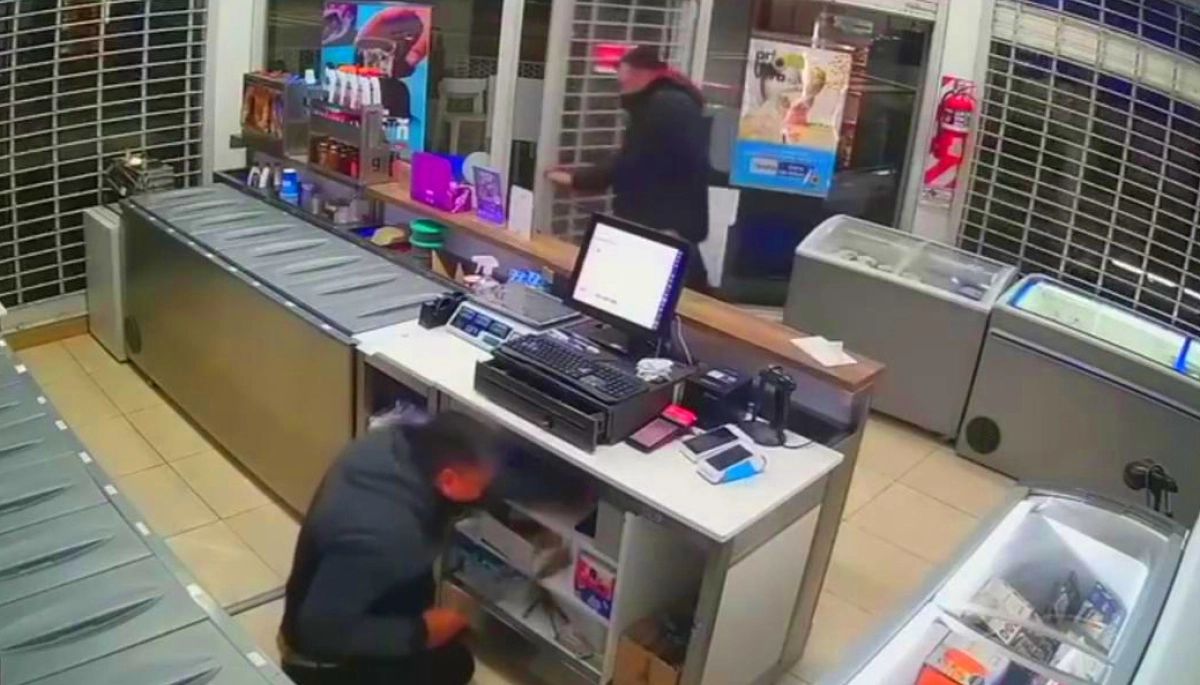 En Ituzaingó, experimentados ladrones robaron una heladería y se despidieron del delivery