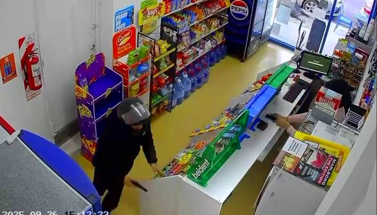 Robo en La Plata: motochorros armados asaltaron un comercio en el centro de la ciudad
