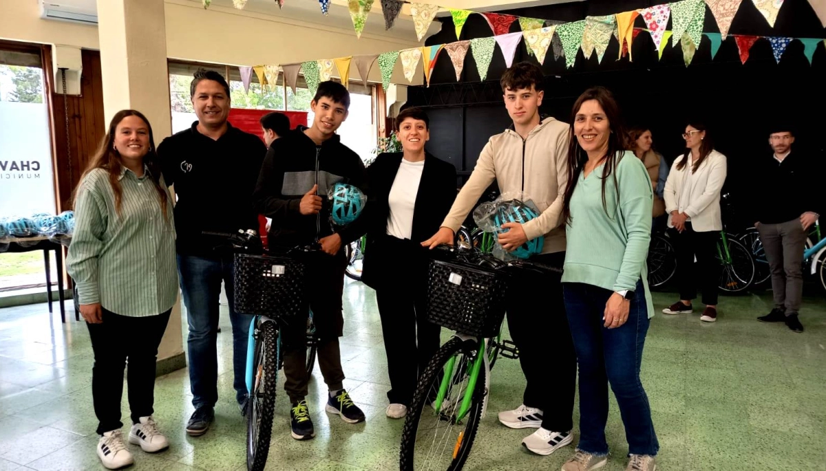 Chaves impulsa la movilidad sustentable: entregaron 45 bicicletas a estudiantes del distrito
