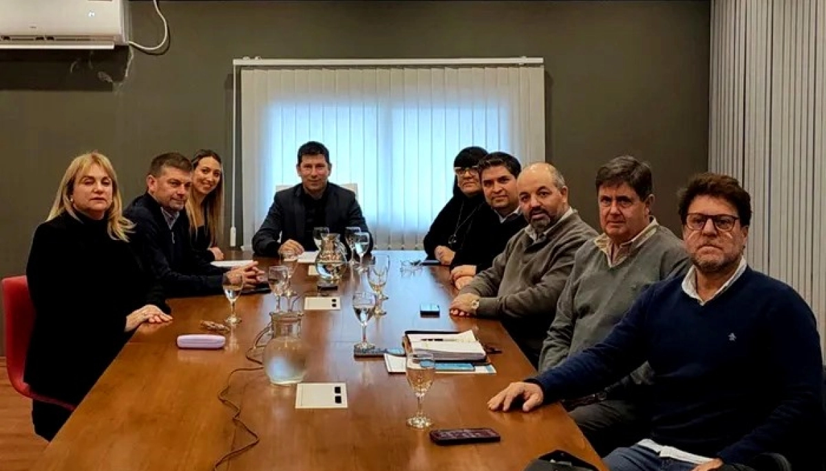 El radicalismo bonaerense mete presión: intendentes y legisladores exigen a Kicillof el Presupuesto 2026