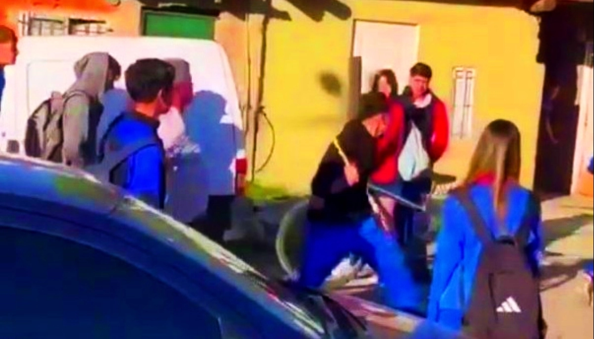 Violencia en un colegio de Escobar: un padre fue golpeado por compañeros del hijo y una madre pateó a una chica
